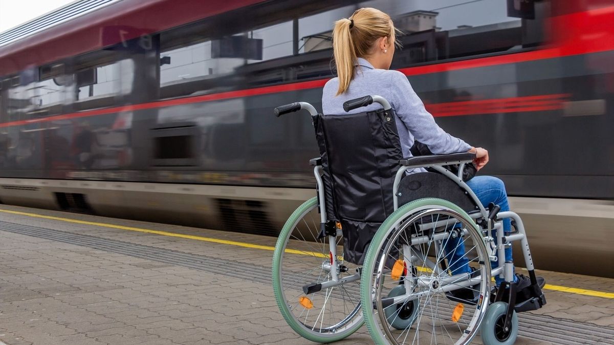 Vláda se chlubí slevami na jízdném, tisíce invalidů ale mají smůlu